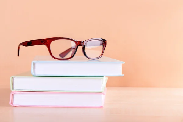 Pile of books and eyeglasses — Stock Photo, Image