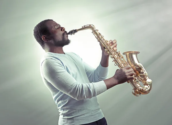 Jazzový hudebník hrající na saxofon — Stock fotografie