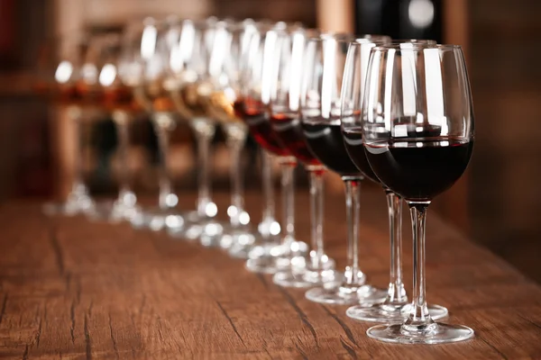 Muchas copas de vino diferentes — Foto de Stock