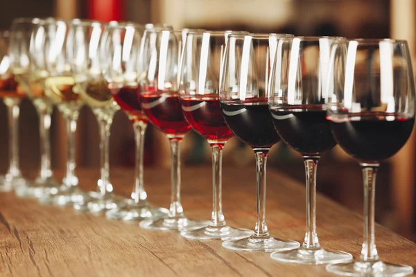 Many glasses of different wine — Stock Photo, Image