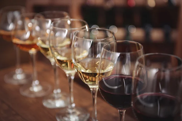 Many glasses of different wine — Stock Photo, Image