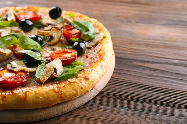 Deliciosa pizza sabrosa con ingredientes — Foto de Stock