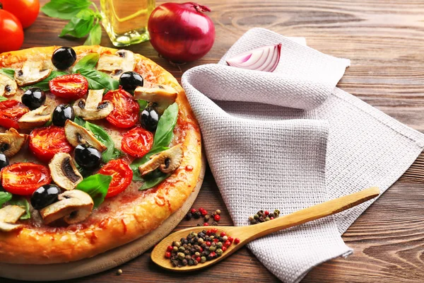 Вкусная вкусная пицца с ингредиентами — стоковое фото