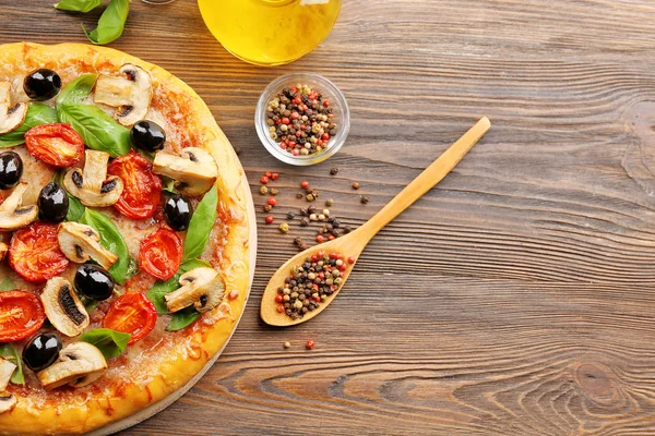 Heerlijke smakelijke pizza met ingrediënten — Stockfoto