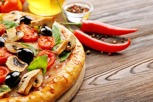 Heerlijke smakelijke pizza met ingrediënten — Stockfoto