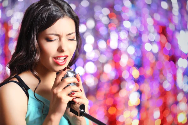 Piękna kobieta śpiewa — Zdjęcie stockowe