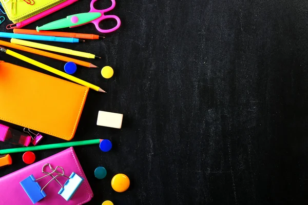 Papelaria colorida em preto — Fotografia de Stock