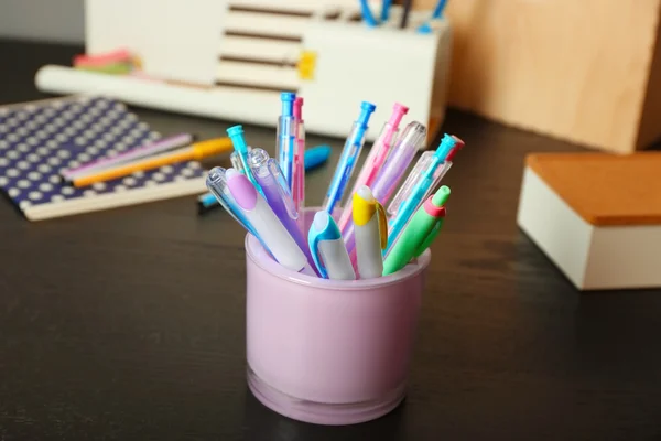Uppsättning av färgade pennor i glas — Stockfoto