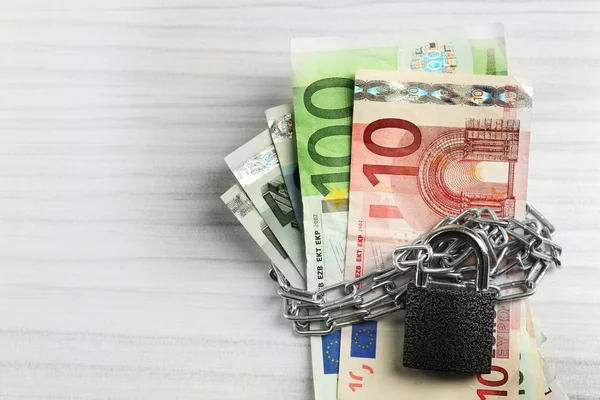 Euro-bankbiljetten met lock — Stockfoto