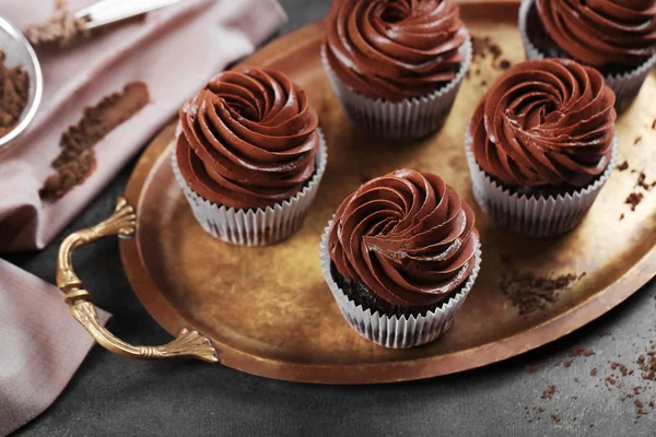 Choklad cupcakes på bricka — Stockfoto