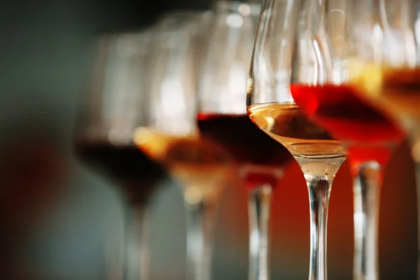 Vele glazen verschillende wijn — Stockfoto