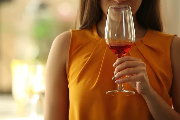 Donna annusa vino rosso — Foto Stock