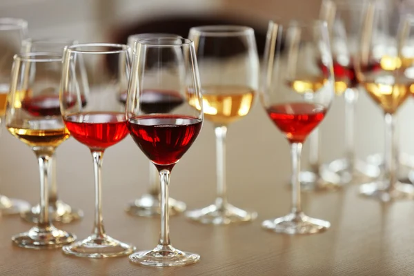 Many glasses of different wine — Stock Photo, Image