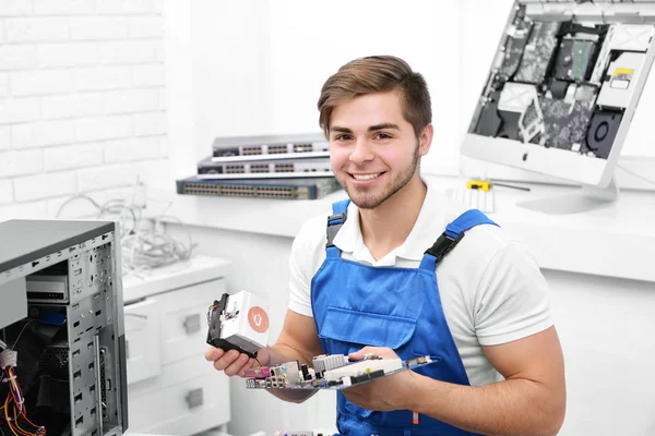 Young repairer  in service center — Stock Photo, Image