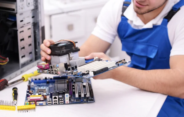 Young repairer  in service center