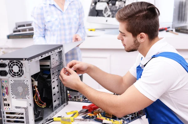 Young repairer working — Stock Photo, Image