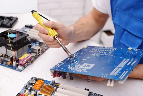 Jovens reparadores a trabalhar — Fotografia de Stock