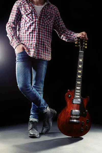 Junger Mann mit E-Gitarre — Stockfoto