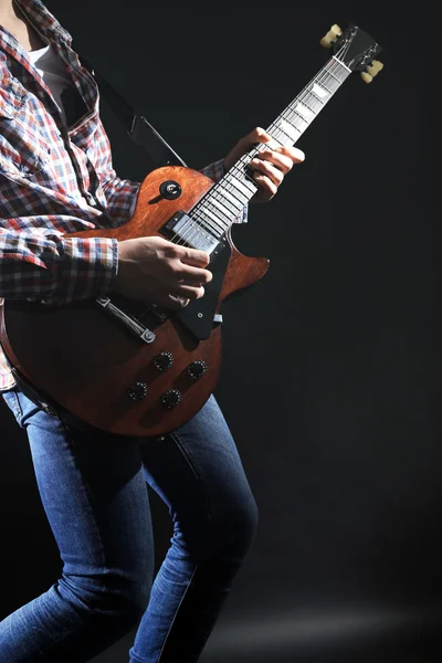 Young man playing electric guitar — Stock Photo, Image