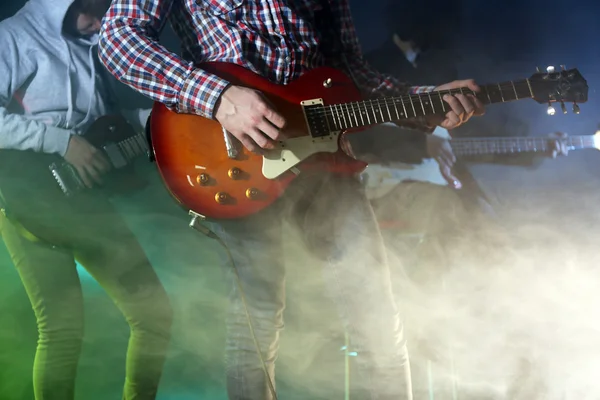 Jovem Grupo Tocando Guitarra Elétrica Fundo Nebuloso Iluminado — Fotografia de Stock