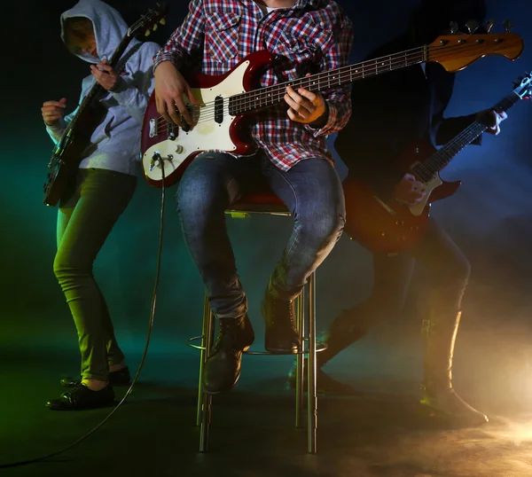 Jovem Grupo Tocando Guitarra Elétrica Fundo Nebuloso Iluminado — Fotografia de Stock