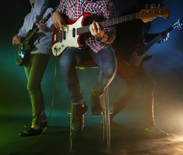 Grupo joven tocando la guitarra eléctrica — Foto de Stock