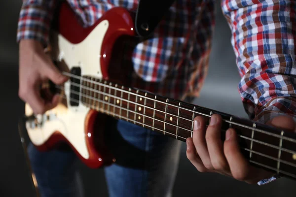 Joven tocando la guitarra eléctrica —  Fotos de Stock