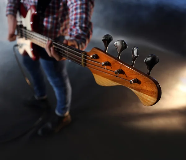 Joven tocando la guitarra eléctrica — Foto de Stock