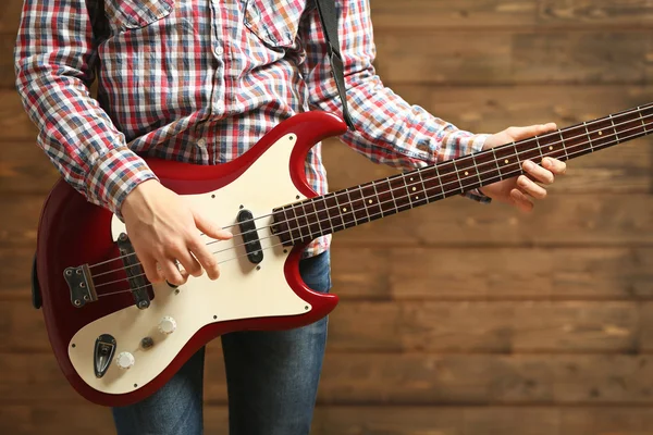 Jovem tocando guitarra elétrica — Fotografia de Stock