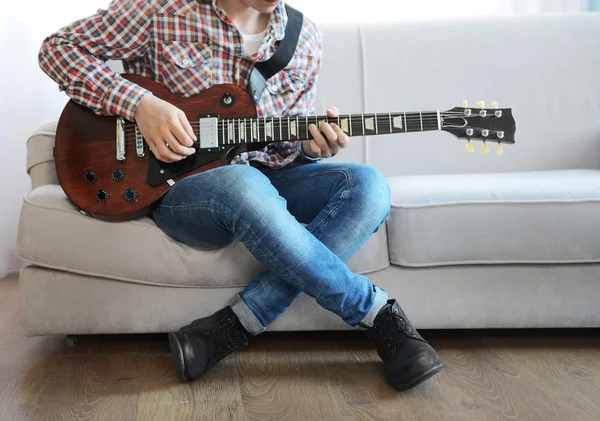 전기 기타를 연주하는 젊은이 — 스톡 사진