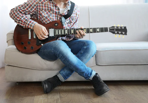 Joven tocando la guitarra eléctrica — Foto de Stock