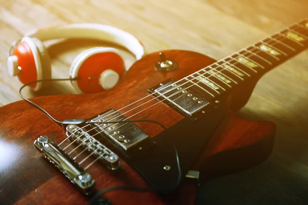 茶色のエレク トリック ギター — ストック写真