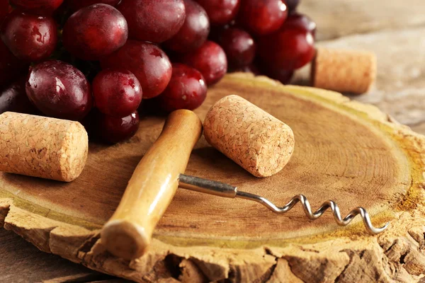 Rolhas de vinho e tailspin com cacho de uvas — Fotografia de Stock