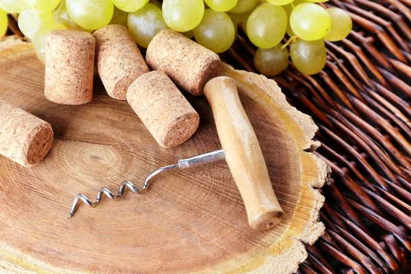 Wine corks and tailspin with bunch of grapes — Stock Photo, Image