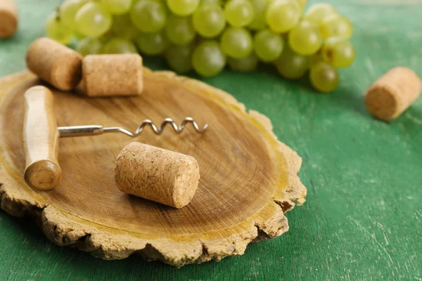 Wine corks and tailspin with bunch of grapes — Stock Photo, Image