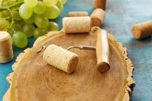 Tappi da vino e filetti di coda con grappolo d'uva — Foto Stock