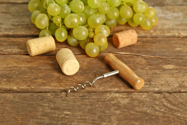 Tappi da vino e filetti di coda con grappolo d'uva — Foto Stock