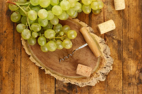 ワインのコルク栓とブドウの房と tailspin 社 — ストック写真