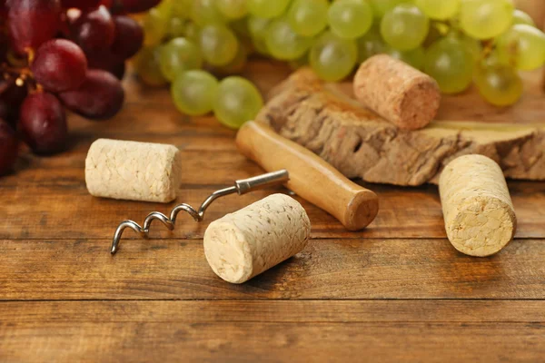 Wine corks and tailspin with grapes — Stock Photo, Image