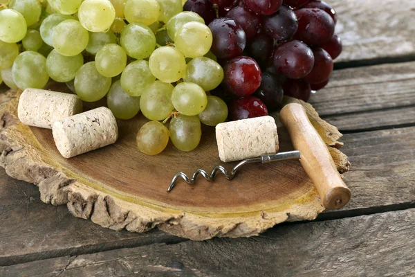 Vin korkar och tailspin med massa druvor — Stockfoto