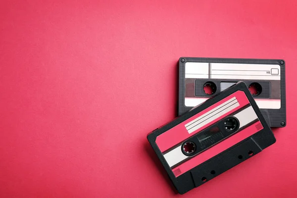 Vecchie cassette audio su rosso — Foto Stock