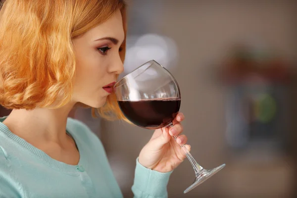 Frau mit Glas Rotwein — Stockfoto