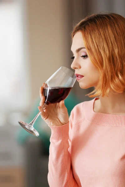Mulher com copo de vinho tinto — Fotografia de Stock