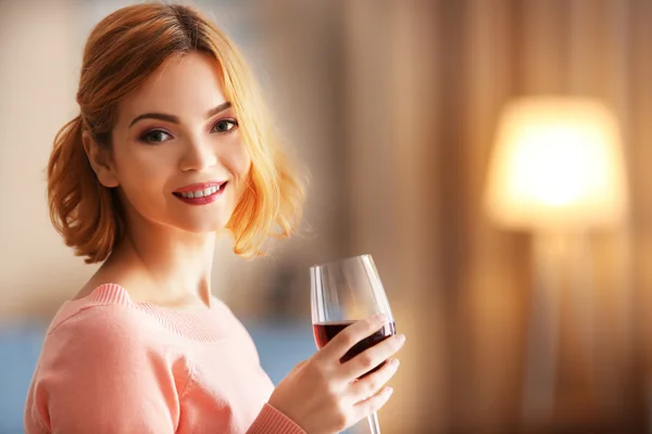 Frau mit Glas Rotwein — Stockfoto