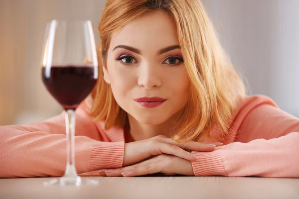 Frau mit Glas Rotwein — Stockfoto