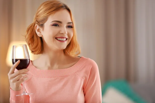 Frau mit Glas Rotwein — Stockfoto