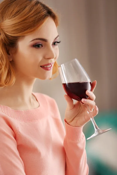 Donna con bicchiere di vino rosso — Foto Stock