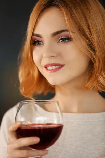 Mujer con copa de vino tinto — Foto de Stock