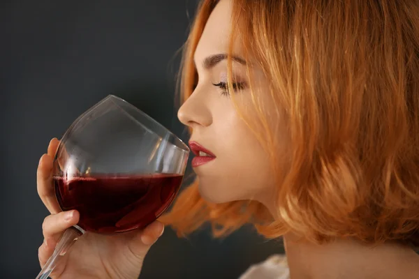 Frau mit Glas Rotwein — Stockfoto