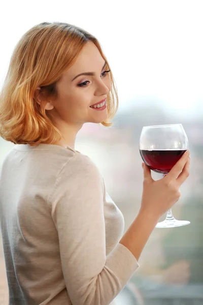 Frau mit Glas Rotwein — Stockfoto